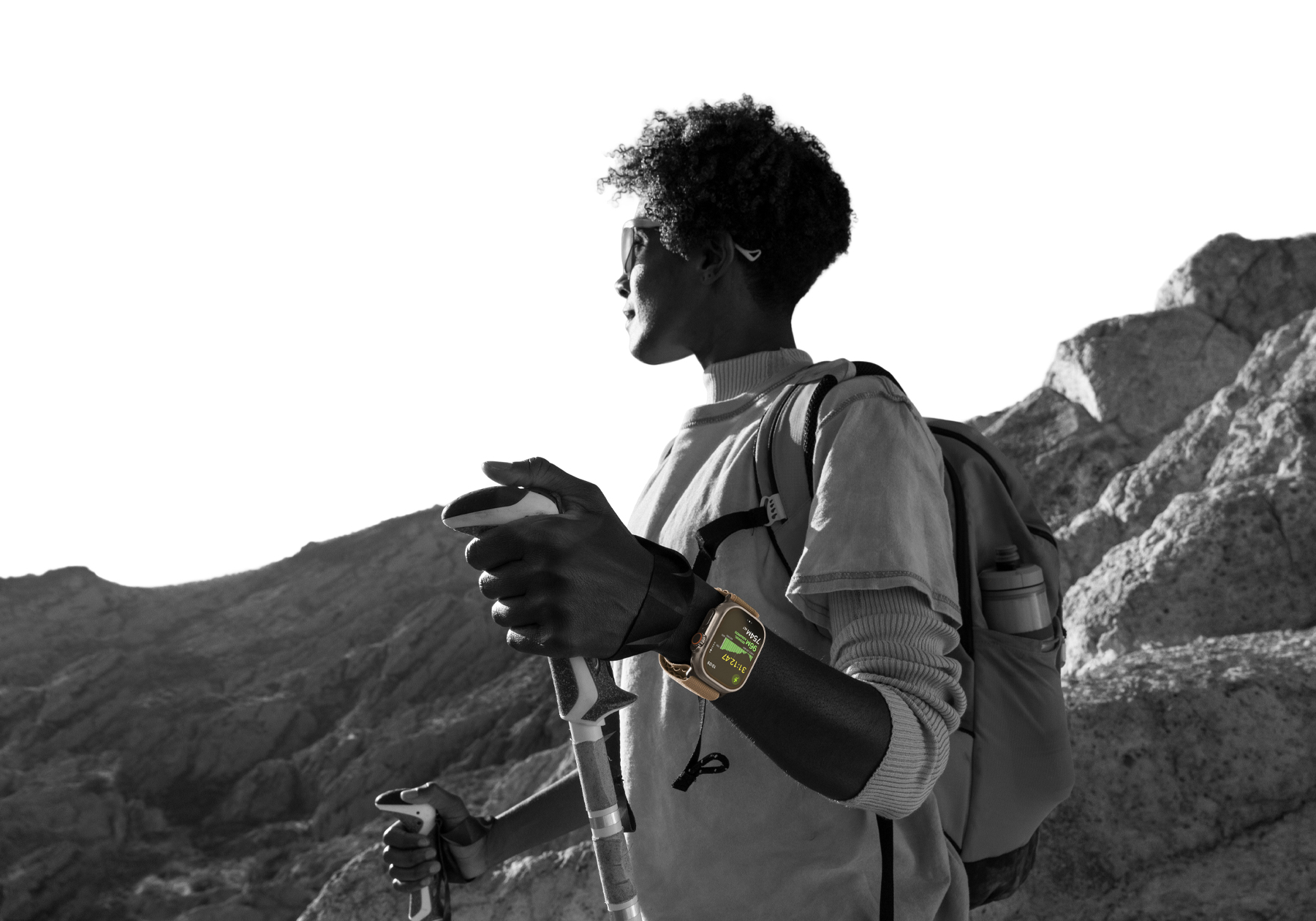 Una persona con un Apple Watch Ultra 4 practica senderismo en el desierto, la pantalla muestra métricas de altitud